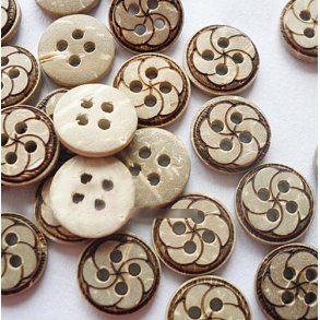 Knap i kokosnd 14mm med mnster  (no230)