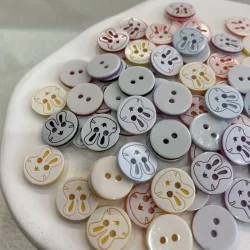 Plast Knap Med Kanin Motiv 15 mm