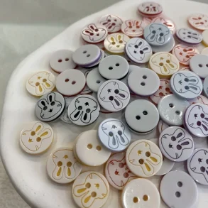 Plast Knap Med Kanin Motiv 15 mm