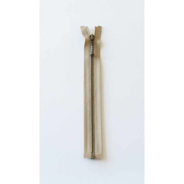 Lynls - YKK 4mm Antik Messing. Delbar Beige 25cm