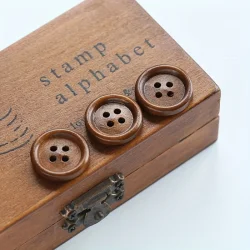 Trknap 4-Hul Natur Fv. Coffee 20 mm