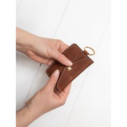 RE:Designed Project 28 - Tilbehr Etui i Lder Fv. Valnd/Guld - SPAR 40%