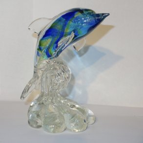 Glasdelfin p� opsats.