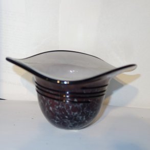 Glasvase formet som hat.