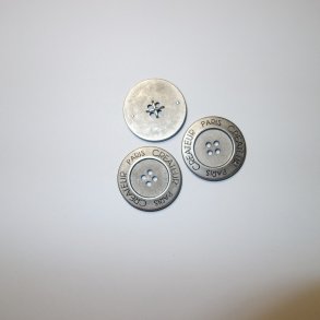 Polyknap i metallook med tekst (no133)