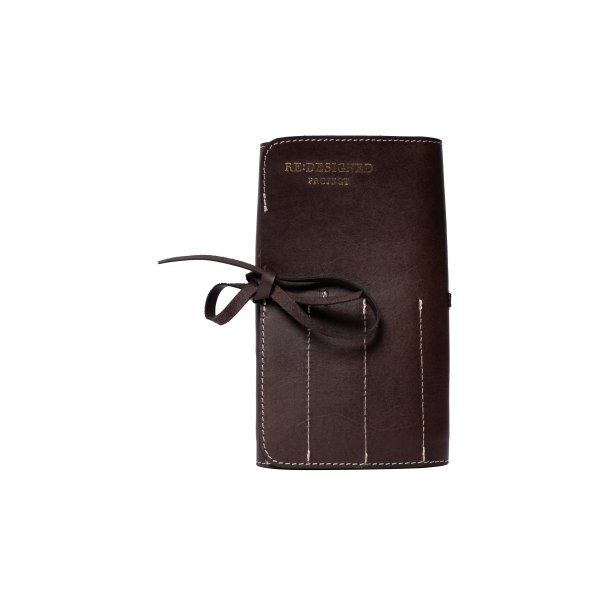 RE:Designed Project 130 - H�klen�le Holder - Farve Dark Brown