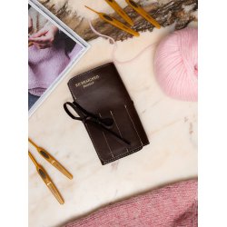 RE:Designed Project 130 - H�klen�le Holder - Farve Dark Brown