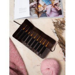 RE:Designed Project 130 - H�klen�le Holder - Farve Dark Brown