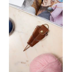 RE:Designed Project 124 - Rundpinde Holder - Farve Sort