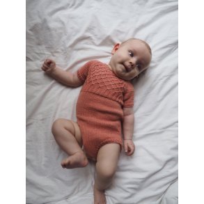 PetiteKnit - Millas Sommerdragt - Enkeltopskrift