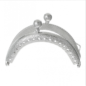 Taskebjle mellem 6,8 x 5,2 cm. No 231.