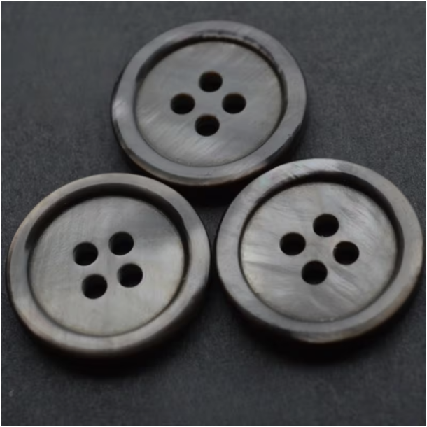 Plastknap - R�ggr� Perlemorsfarvet 4-Hul M/kant 12,5 mm.
