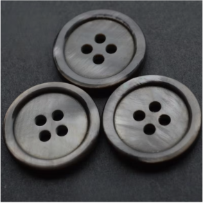Plastknap - R�ggr� Perlemorsfarvet 4-Hul M/kant 10 mm.