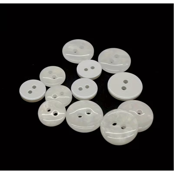 Plastknap Hvid 15mm - Perlemors Look 2-Hul