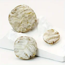 Plast Knap i Marmor Look 20 mm Pose m/ 10 Stk.