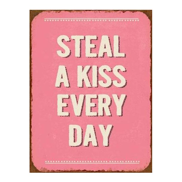 Metalskilt - Steal a kiss every day (Nr 170)