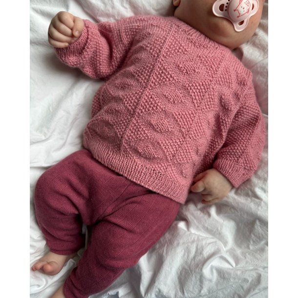 Petiteknit - Esther Sweater baby - Enkeltopskrift