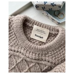 Tekstillabel med teksten "Made with love to keep you warm". 